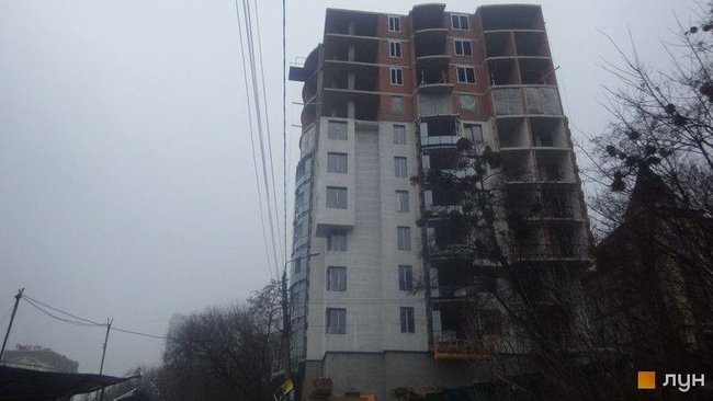 Строительная инспекция ввела в эксплуатацию построенную под видом особняка десятиэтажку на Подоле 01
