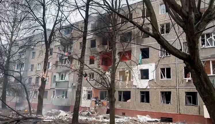 Рашисты ударили дроном по пятиэтажке в Чернигове: погиб человек, есть раненые. ВИДЕО+ФОТОрепортаж