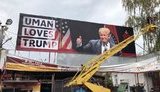 "Uman loves Trump": Хасиди вивісили в Умані банер з освідченням у коханні до президента США. ФОТО