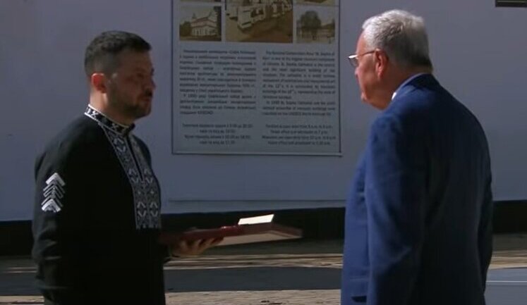 Zelenskyy presented Kellogg with the Order of Merit, 1st degree