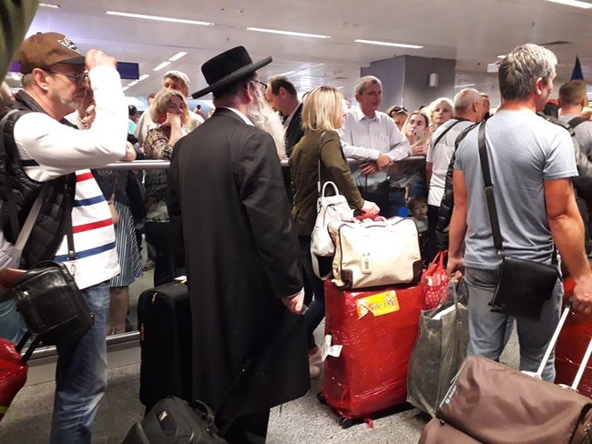 Прихильники Саакашвілі збираються в аеропорту Бориспіль - люди тримають банери і співають гімн 14 Прихильники Саакашвілі збираються в аеропорту Бориспіль - люди тримають банери і співають гімн 14