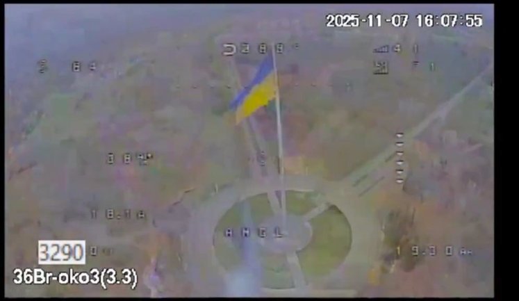 Криворукий окупант втратив дрон, намагаючись влучити в прапор України у Краматорську. ВIДЕО