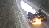 У Тернопільській області перекинувся і загорівся молоковоз. ВІДЕО камер спостереження