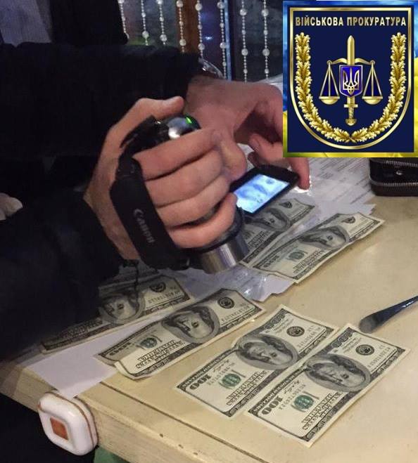 Затримано адвоката, який намагався дати поліцейським 1 тис. дол. хабара за скасування штрафу директору держпідприємства, - військова прокуратура 03