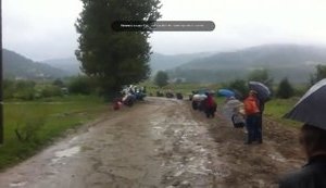 На Львовщине погибшего в боях с террористами героя Степана Петровского родное село встретило на коленях. ВИДЕО
