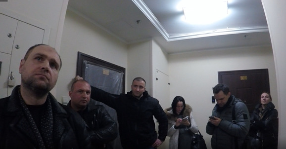Невідомі зламали двері і погрожували розправою мешканцям квартир, переданих Генпрокуратурою Нацагентству з повернення активів 09