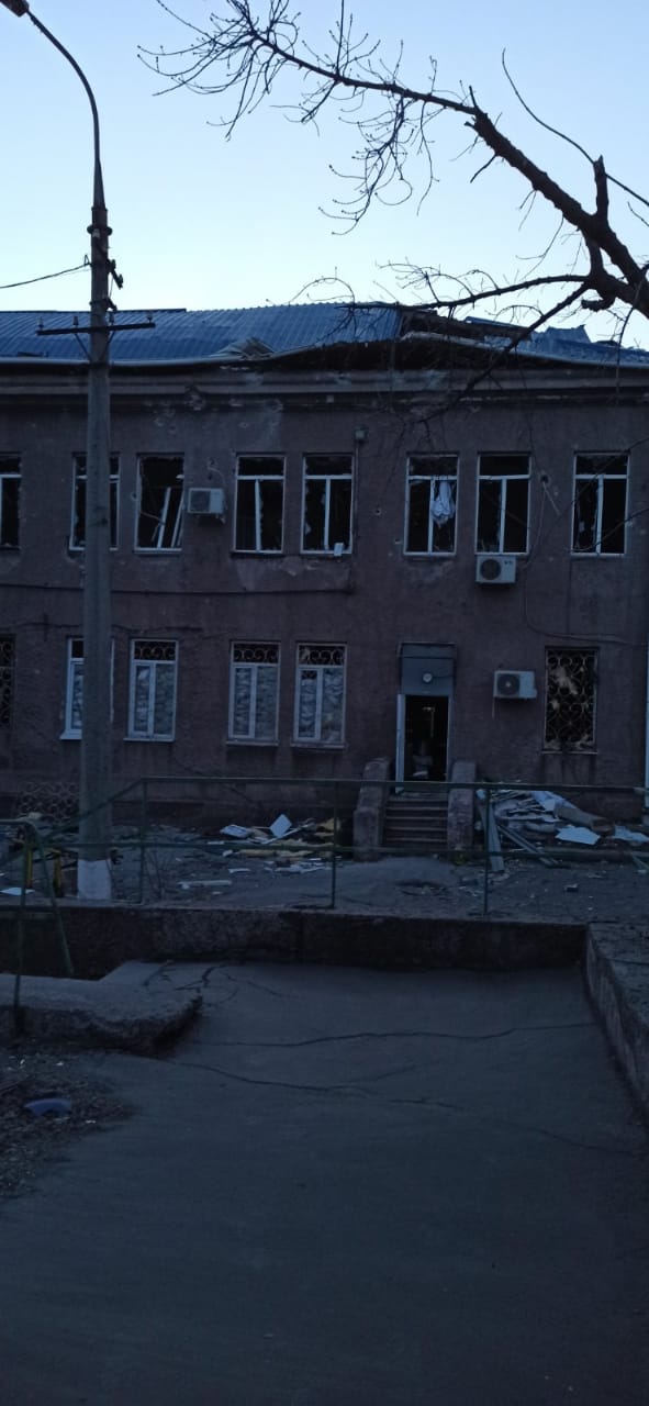 Як Саша могла виїхати з Маріуполя, якщо вона - операційна сестра військового шпиталя? Ось і надає допомогу дотепер в бункері заводу Азовсталь 01