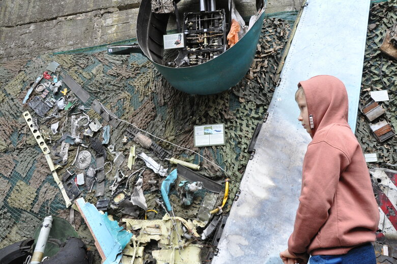 Кресло-катапульта, образцы снарядов и личные вещи рашистов: На Андреевском спуске открылась благотворительная выставка Спротив-2022 42 Кресло-катапульта, образцы снарядов и личные вещи рашистов: На Андреевском спуске открылась благотворительная выставка Спротив-2022 42