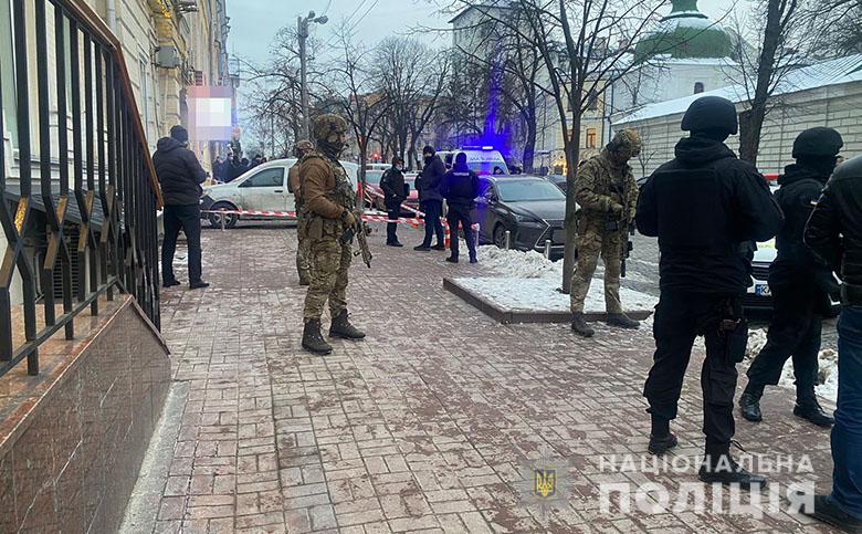 В центре Киева мужчина устроил стрельбу из автомата 01