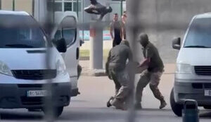В Мукачево мужчина ударил сотрудника ТЦК бутылкой по голове: Его задержали. ВИДЕО
