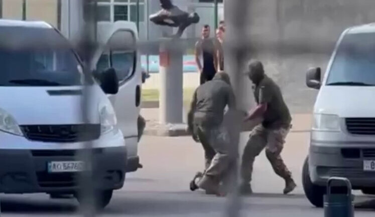 В Мукачево мужчина ударил сотрудника ТЦК бутылкой по голове: Его задержали. ВИДЕО