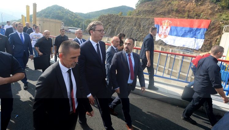 Ветерани війни в Косові перекрили шлях кортежу президента Сербії Вучичу