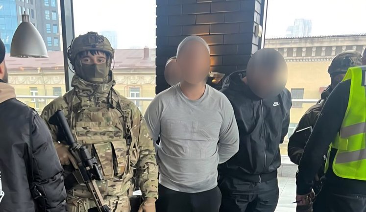 Вимагали 35 000 доларів та змушували продати авто: у Дніпрі затримано 2 зловмисників. ФОТОрепортаж