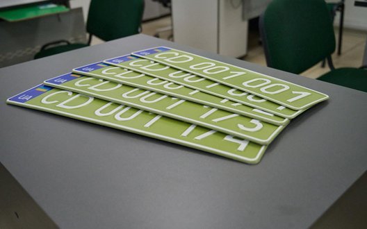 В Україні ввели новий стандарт дипломатичних номерів – тепер вони оливкові. ФОТО