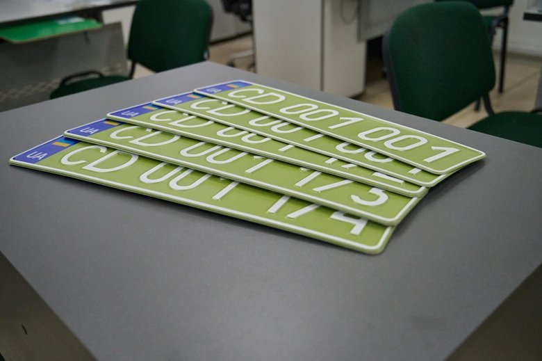 В Україні ввели новий стандарт дипломатичних номерів