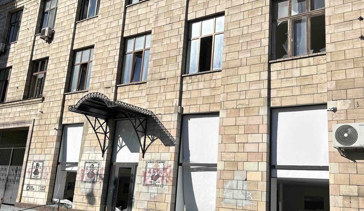 Під час ракетної атаки РФ на Київ пошкоджено Інститут літератури ім. Т. Г. Шевченка НАНУ. ФОТОрепортаж