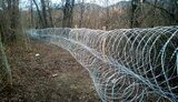 Уздовж кордону на Закарпатті та в Чернівецькій області встановили 7 кілометрів колючого дроту. Це має допомогти в боротьбі з контрабандою сигарет. ФОТО