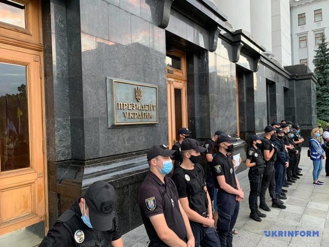 Коли ми їздили у ДАП через сєпарський блокпост я думав, що це дно. Я помилявся: як військові пікетували Офіс президента 01