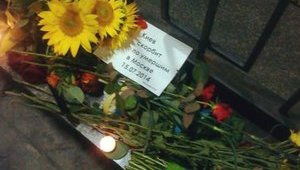 Киевляне возложили цветы у посольства РФ, почтив память жертв аварии в московском метро. ФОТОрепортаж