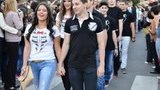 Выпускники отказались от праздничных платьев и костюмов, отдав деньги больным детям. ФОТО