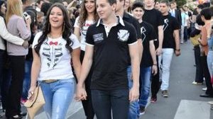 Выпускники отказались от праздничных платьев и костюмов, отдав деньги больным детям. ФОТО