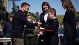 Зеленський вручив наговроди військовим та рідним загиблих Героїв України