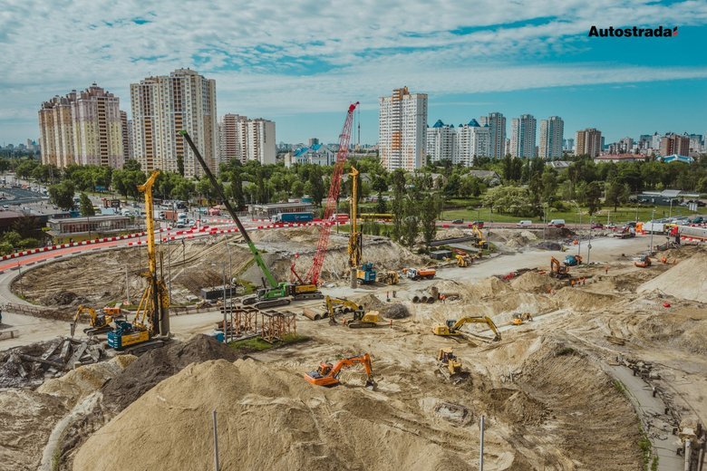 У Києві біля станції метро "Чернігівська" демонтували аварійний міст