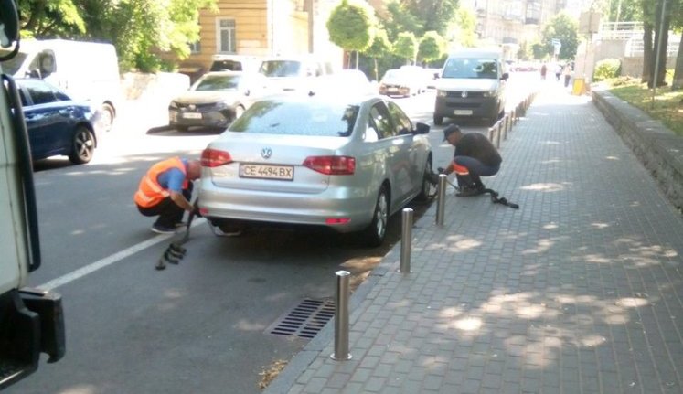 Припаркованные на велополосах автомобили будут эвакуировать, - КГГА. ФОТОрепортаж