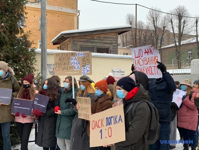 Позор ОАСК, Ироды в мантиях, - под Окружным админсудом прошла акция в поддержку отмененного украинского правописания 08