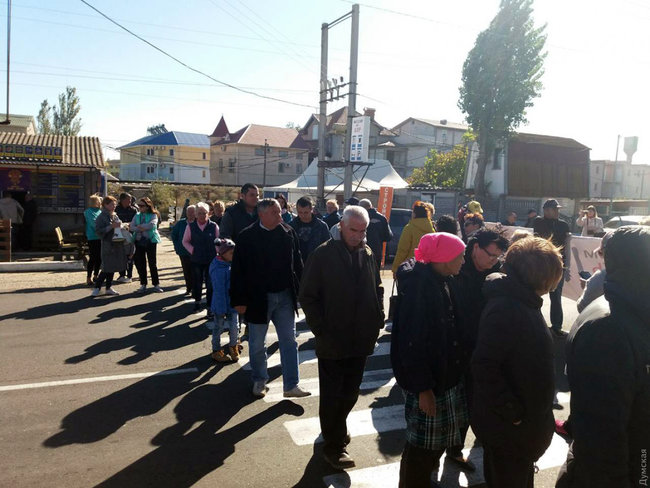 Жители Затоки перекрыли трассу, протестуя против застройки побережья 05