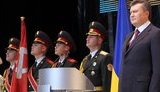 Янукович без подписи узаконил советский флаг на День Победы. ФОТОрепортаж