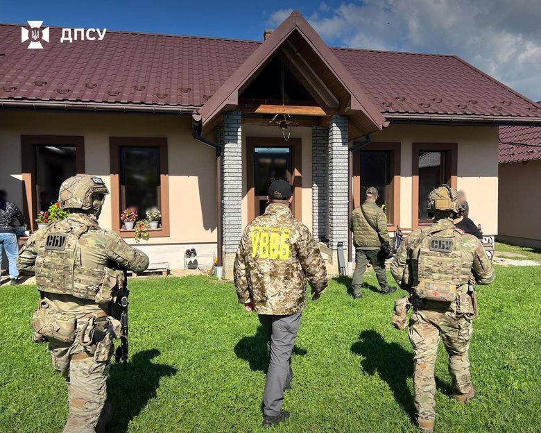 На Буковині викрили групу, яка переправляла людей до Румунії за 8 тисяч євро