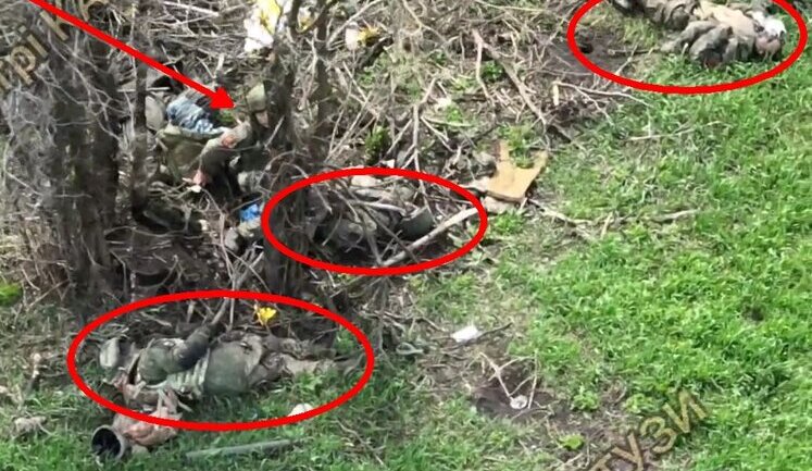 Оккупант пытается спрятаться от дрона за деревом вокруг которого валяются тела пяти его сообщников. ВИДЕО