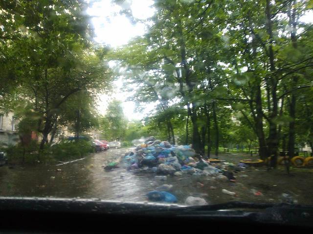 Через зливу у Львові сміття плавало по вулицях 04