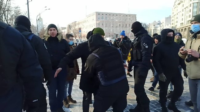 Чемодан, вокзал, Камбоджа: в Киеве попытались провести акцию в память о жертвах леворадикального насилия 14