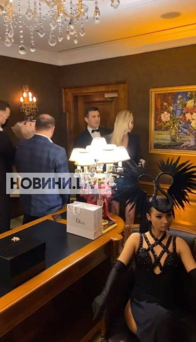 У розпал локдауну Слуга народу Тищенко святкує день народження дружини в ресторані столичного готелю Fairmont 03 У розпал локдауну Слуга народу Тищенко святкує день народження дружини в ресторані столичного готелю Fairmont 03