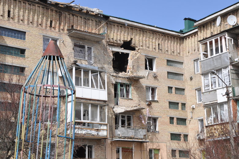 Розбомблені будинки, школа, бібліотека, вирви на дорогах та потрощені автомобілі: наслідки російської окупації в Макарові 18