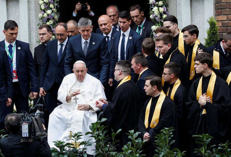 Pope met with Ukrainian refugees in Budapest 04