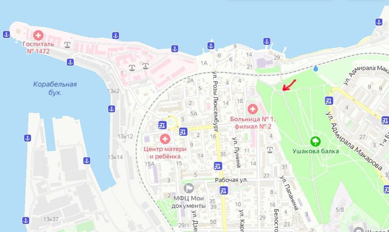 Поруч із військовим шпиталем у Севастополі розвантажують труни 05