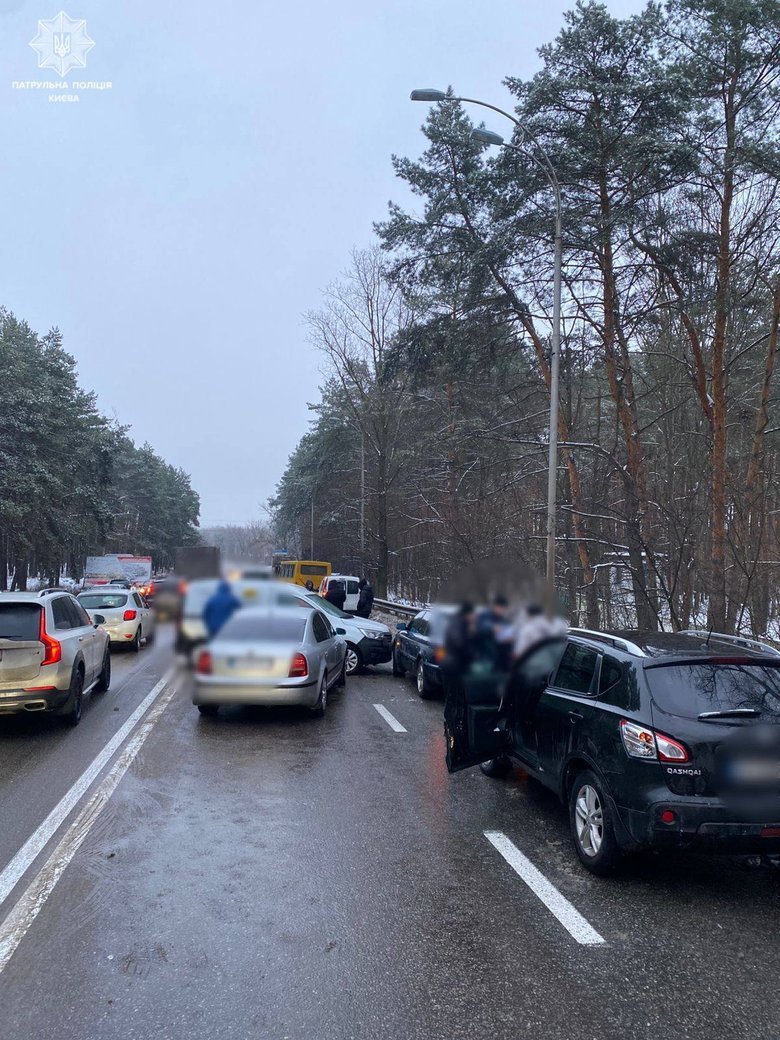 ДТП с участием 13 автомобилей произошло в Киеве: что известно?