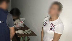 Чиновница Гослекслужбы задержана на Одесчине при получении 500 долл. взятки, - прокуратура. ФОТО
