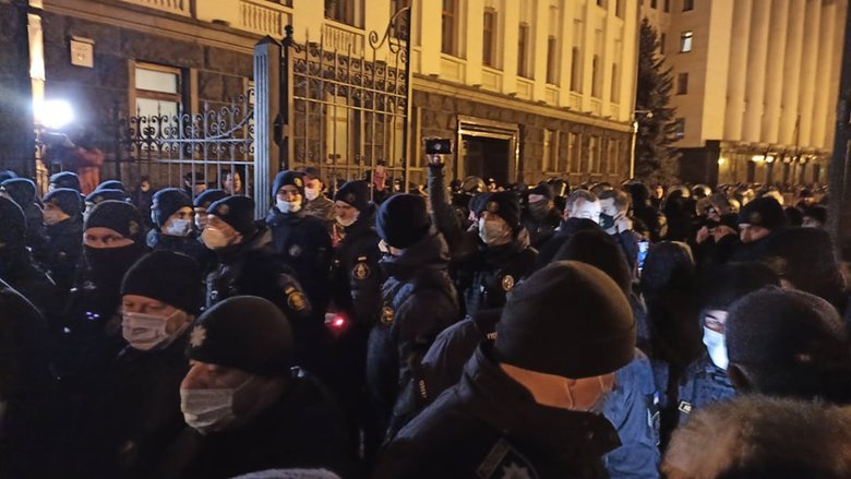 Щурів на Банковій нудить: Активісти вирушили під будівлю Офісу Президента, сталися сутички 15