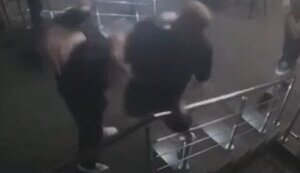 П’яний 28-річний чоловік побив співробітницю бару в Запоріжжі. ВIДЕО камер спостереження