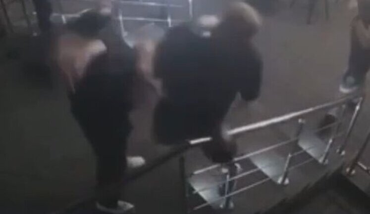 П’яний 28-річний чоловік побив співробітницю бару в Запоріжжі. ВIДЕО камер спостереження