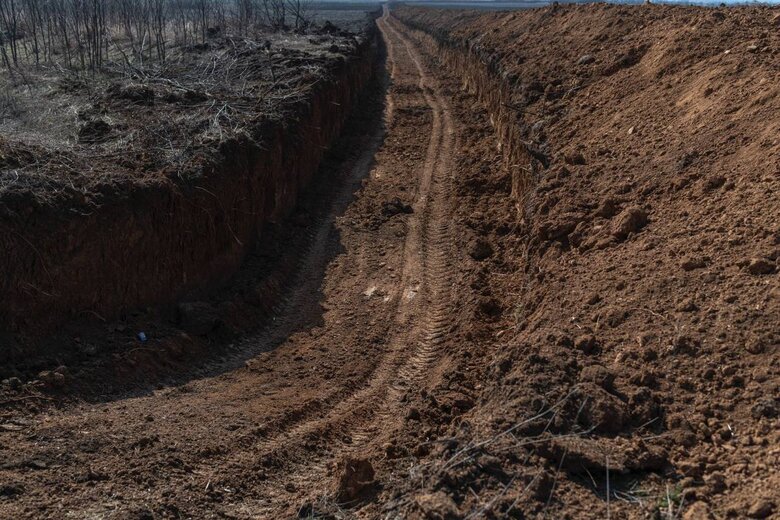 Будівництво ліній оборони України