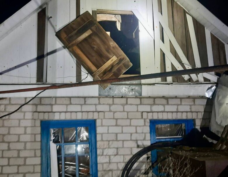Россияне ночью обстреляли Никопольщину из тяжелой артиллерии, поврежден десяток домов, газопроводы и линия электропередач, люди уцелели, - ОВА 01