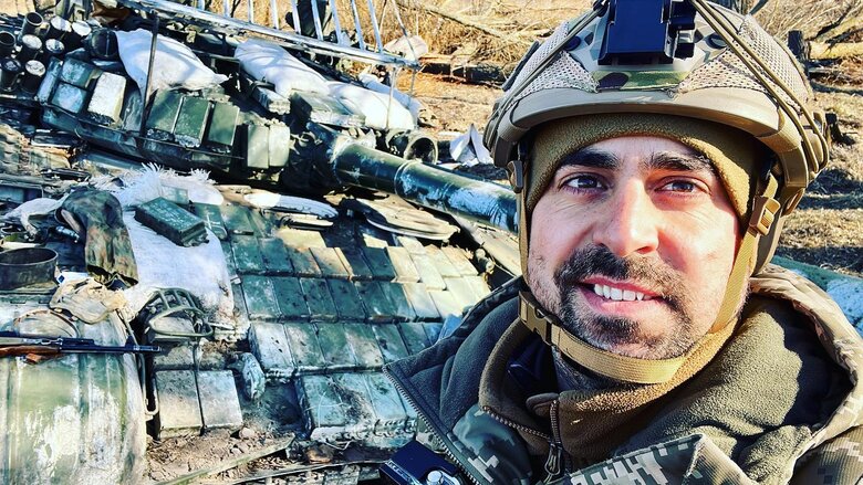 Командир 16-го батальйону 58-ої бригади Володимир Логуш: Як вони заходили через кордон? Ішла фура, за нею впритул три-чотири БТРи. В темряві незрозуміло було, що то кацапська техніка 04 Командир 16-го батальйону 58-ої бригади Володимир Логуш: Як вони заходили через кордон? Ішла фура, за нею впритул три-чотири БТРи. В темряві незрозуміло було, що то кацапська техніка 04