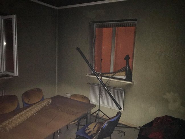 Офіс редакції інформаційно-аналітичного порталу Четверта влада спалили в Рівному 03