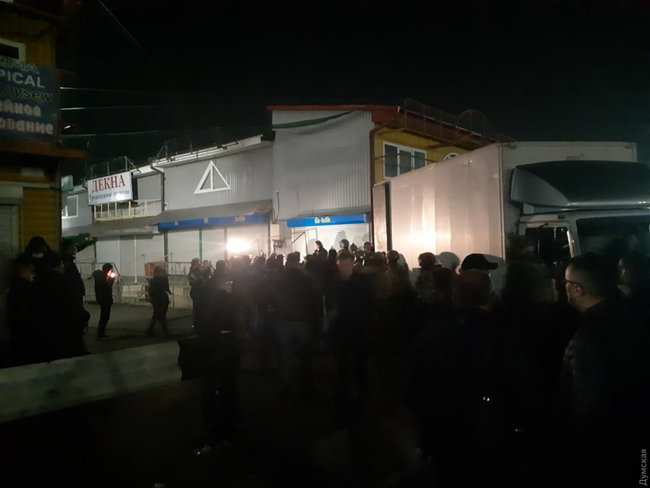 Попытка самосожжения и блокада спецназа: на 7-м километре под Одессой произошли столкновения между турками и сотрудниками СБУ 02