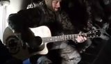 Рокер Riffmaster виконує для українських десантників на борту АН-26 пісню "Важелі". ВIДЕО